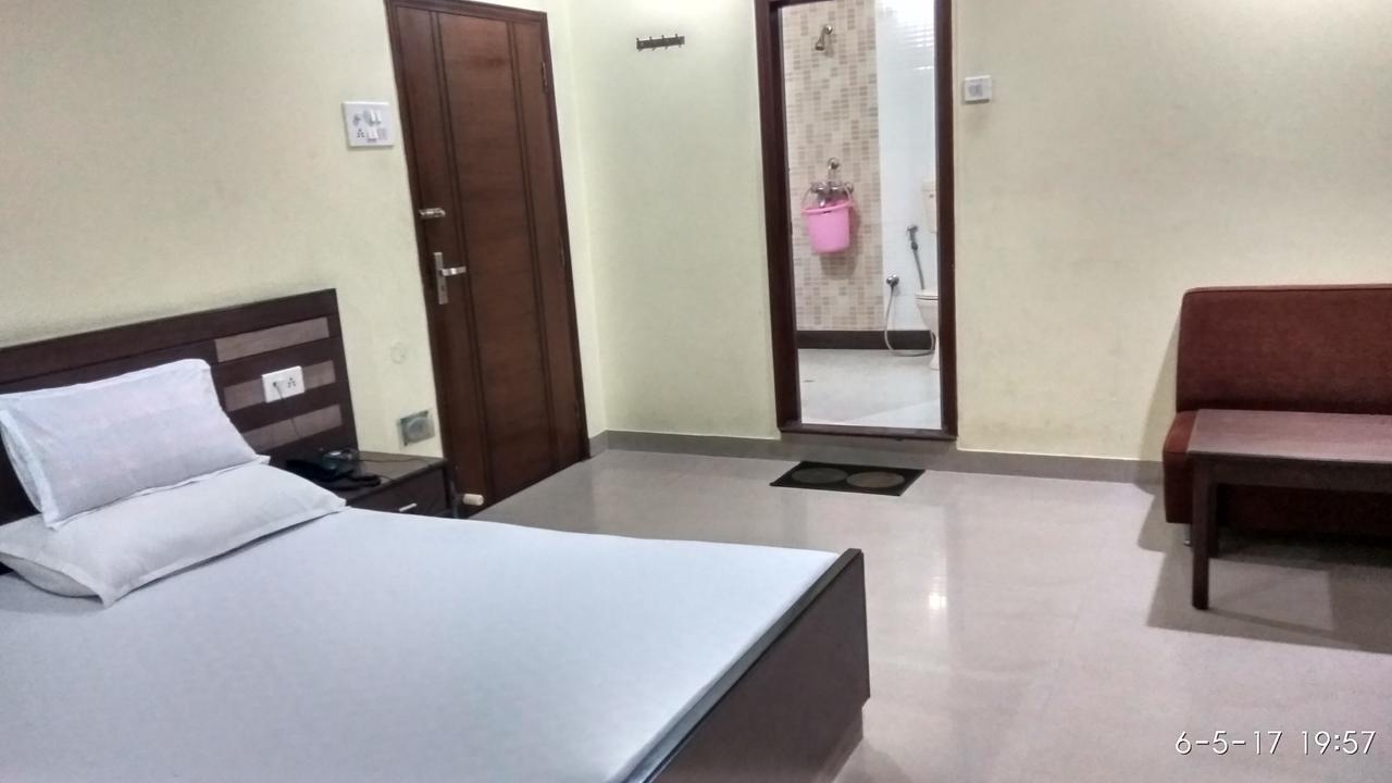 Hotel Varsa Dibrugarh Kültér fotó